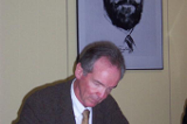 El Dr. Kristjan T. Ragnarsson, Médico Rehabilitador, firma en el Libro de Honor del Institut Guttmann