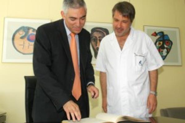 La Sr. César Bardají Vivancos, Presidente y Consejero Delegado del Grupo Winterthur en España. Vicepresidente de la Fundación Winterthur, firma en el Libro de Honor del Institut Guttmann