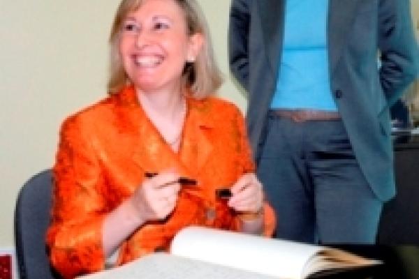 La Excma. Sra. Maria Amparo Valcarce, Secretaria de Estado de Servicios Sociales, Familias y Discapacidad del Gobierno de España, firma en el Libro de Honor del Institut Guttmann