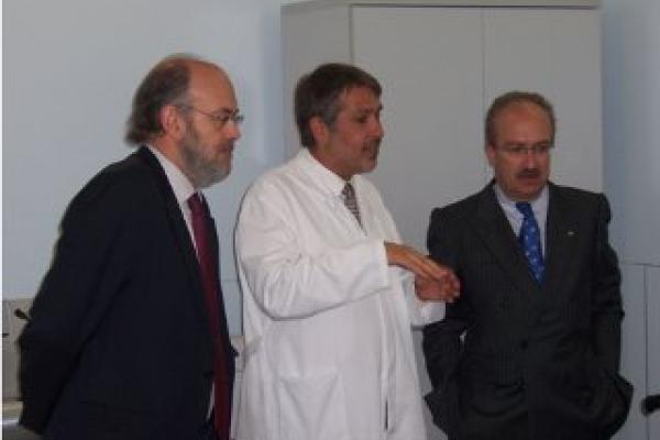 El Sr. Javier de Agustín, Consejero Delegado de AXA, firma en el Libro de Honor del Institut Guttmann