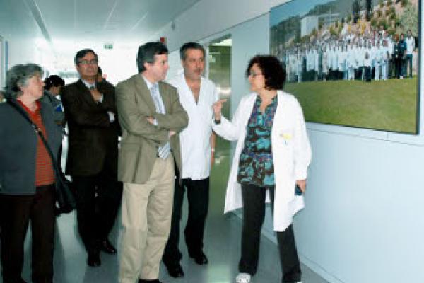 El Sr. Antonio Morral, Alcalde de Cerdanyola, firma en el Libro de Honor del Institut Guttmann
