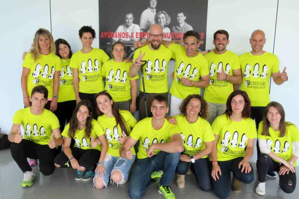 Víctor Sánchez, jugador del Español, acompaña a los alumnos del curso Delfines de Colores, sobre actividades acuáticas inclusivas