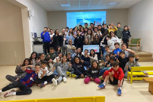 Els alumnes del'escola Vedruna Sagrats Cors Torelló mostren la seva solidaritat a l'Institut Guttmann