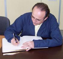 joan_manuel_serrat.jpg El cantautor Joan Manuel Serrat firma en el Libro de Honor del Institut Guttmann