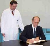 paolo_dario.jpg El Dr. Paolo Dario, Presidente de la Scuola Superiore Sant'Anna de Pisa, firma en el Libro de Honor del Institut Guttmann