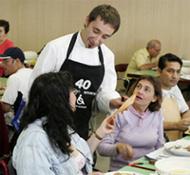 ismael_prados.jpg El Sr. Ismael Prados, Cocinero, firma en el Libro de Honor del Institut Guttmann