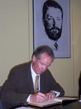 kristjan_t._ragnarsson.jpg El Dr. Kristjan T. Ragnarsson, Médico Rehabilitador, firma en el Libro de Honor del Institut Guttmann