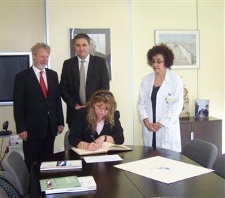 silvia_schmidt.jpg La Sra. Silvia Schmidt, Diputada del Bundestag Alemán y Delegada del Grupo Parlamentario del SPD para Personas con Discapacidad, firma en el Libro de Honor del Institut Guttmann