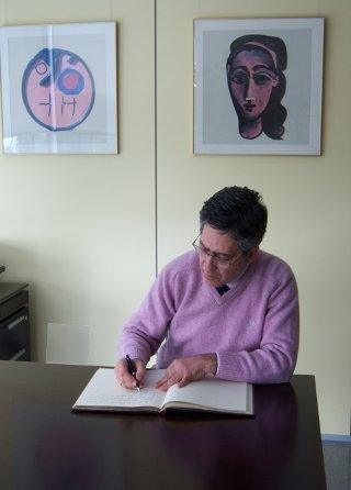 alberto_pinto.jpg El Dr. Alberto de Pinto, Presidente de la Federación Nacional de ASPAYM, firma en el Libro de Honor del Institut Guttmann