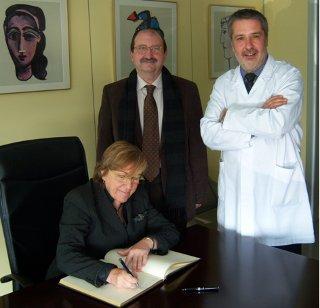 anna_ripoll.jpg La Excma. i Mgfca. Ana Ripoll, Rectora de la Universidad Autónoma de Barcelona, firma en el Libro de Honor del Institut Guttmann