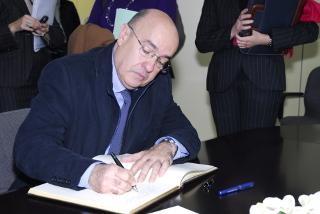 boi_ruiz.jpg El Hble. Sr. Boi Ruiz, Consejero de Salud Generalitat de Catalunya, firma en el Libro de Honor del Institut Guttmann