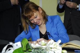 leire_pajin.jpg La Excma.Sra. Leire Pajín, Ministra de Sanidad, Política Social e Igualdad, firma en el Libro de Honor del Institut Guttmann
