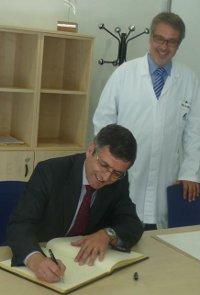 francisco_roman.jpg El Sr. Francisco Román, Presidente de Vodafone España, firma en el Libro de Honor del Institut Guttmann
