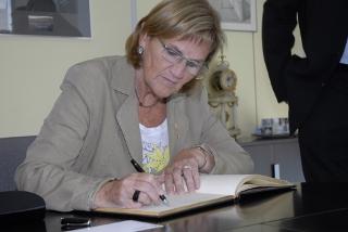 nuria_de_gispert.jpg La Muy Hble. Sra. Núria de Gispert, Presidenta del Parlament de Catalunya, firma en el Libro de Honor del Institut Guttmann