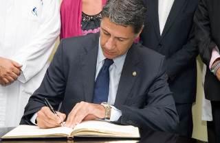 xavier_garcia_albiol.jpg El Ilmo. Sr. Xavier García Albiol, Alcalde de Badalona, firma en el Libro de Honor del Institut Guttmann