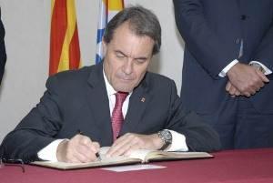artur_mas.jpg El Muy Hble. Sr. Artur Mas, Presidente de la Generalitat de Catalunya, firma en el Libro de Honor del Institut Guttmann
