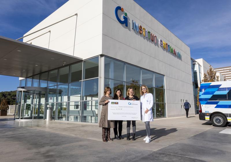 Dra. Montse Bernabeu i la Sra. Montse Caldés, van recollir ahir el xec de mans de Bonpreu i Esclat